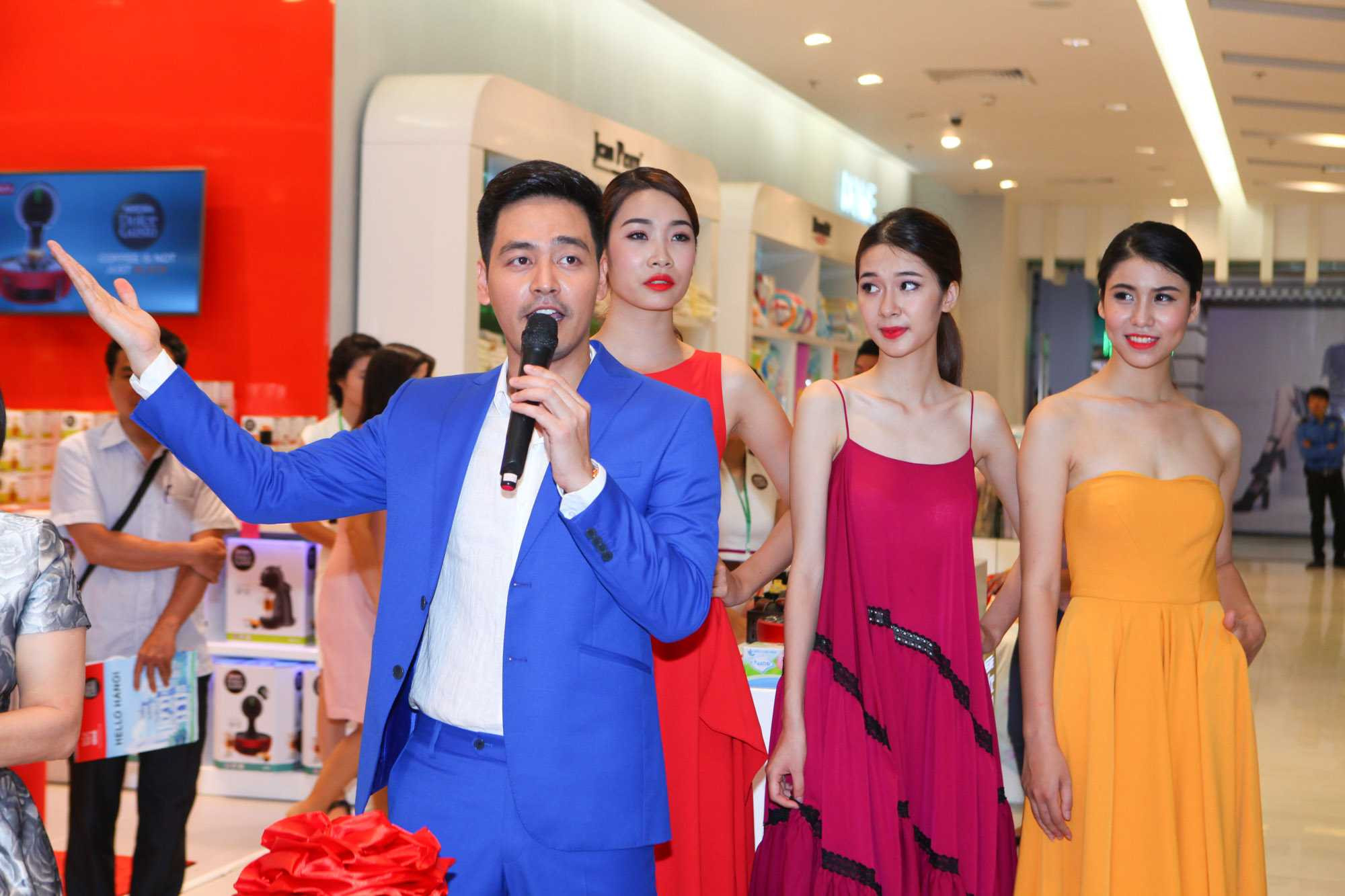 MC Phan Anh 'ga lăng' khi chủ động pha cà phê mời Á hậu Lệ Hằng