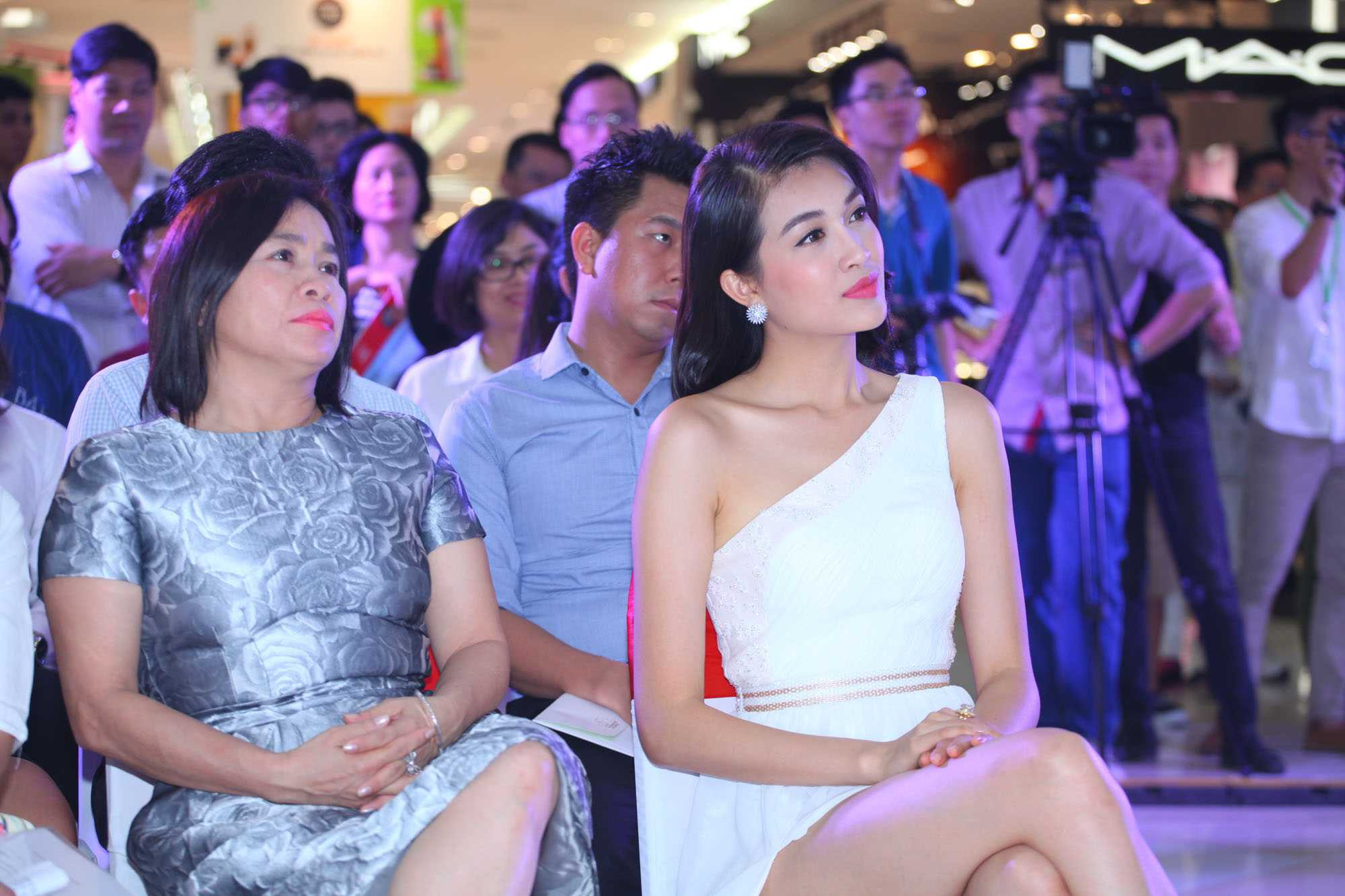 MC Phan Anh 'ga lăng' khi chủ động pha cà phê mời Á hậu Lệ Hằng