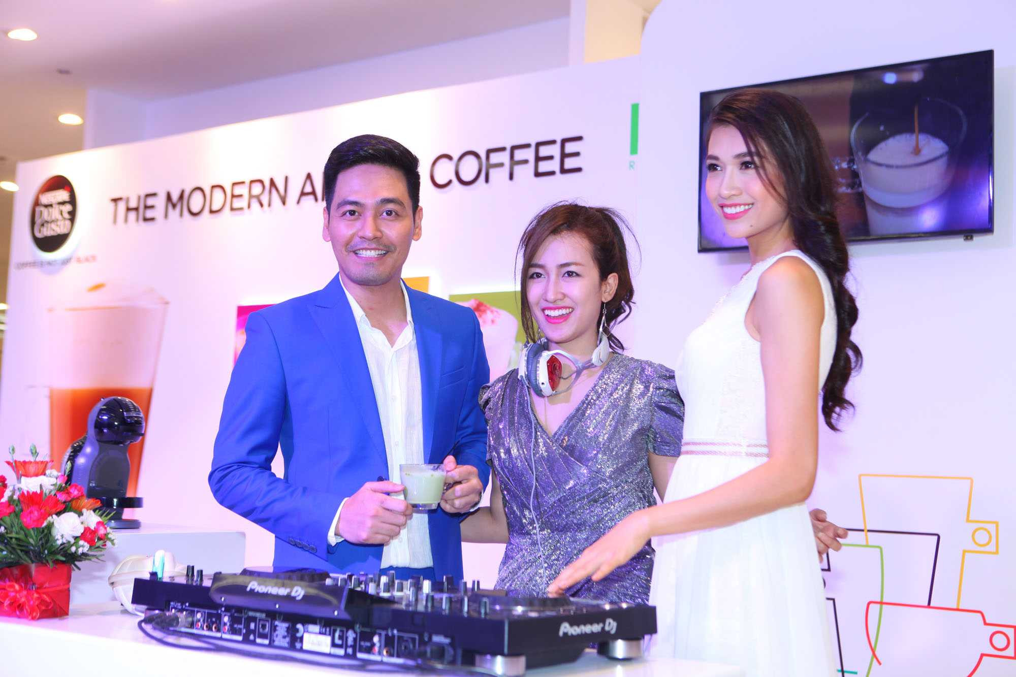 MC Phan Anh 'ga lăng' khi chủ động pha cà phê mời Á hậu Lệ Hằng