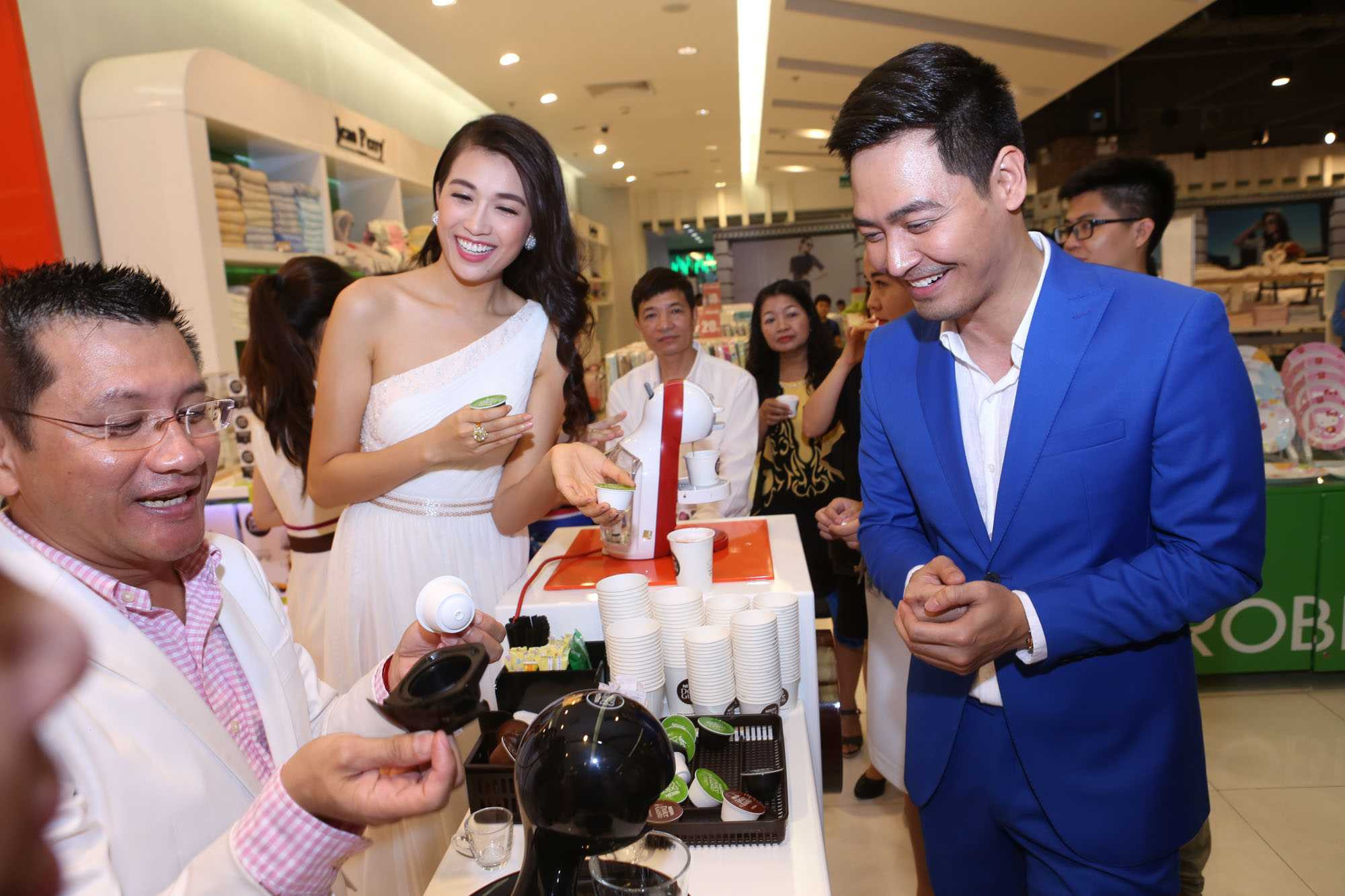 MC Phan Anh 'ga lăng' khi chủ động pha cà phê mời Á hậu Lệ Hằng