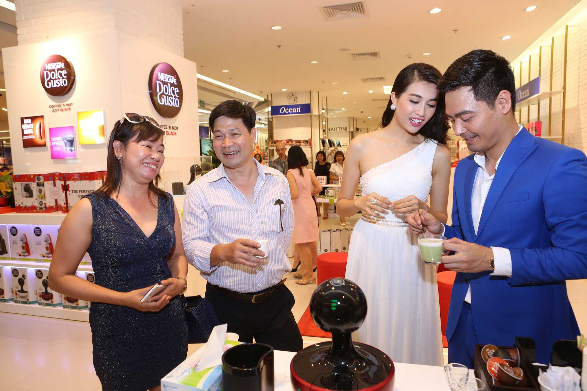 MC Phan Anh 'ga lăng' khi chủ động pha cà phê mời Á hậu Lệ Hằng