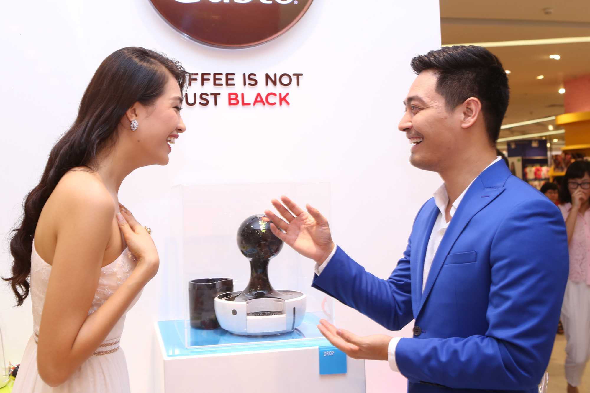 MC Phan Anh 'ga lăng' khi chủ động pha cà phê mời Á hậu Lệ Hằng