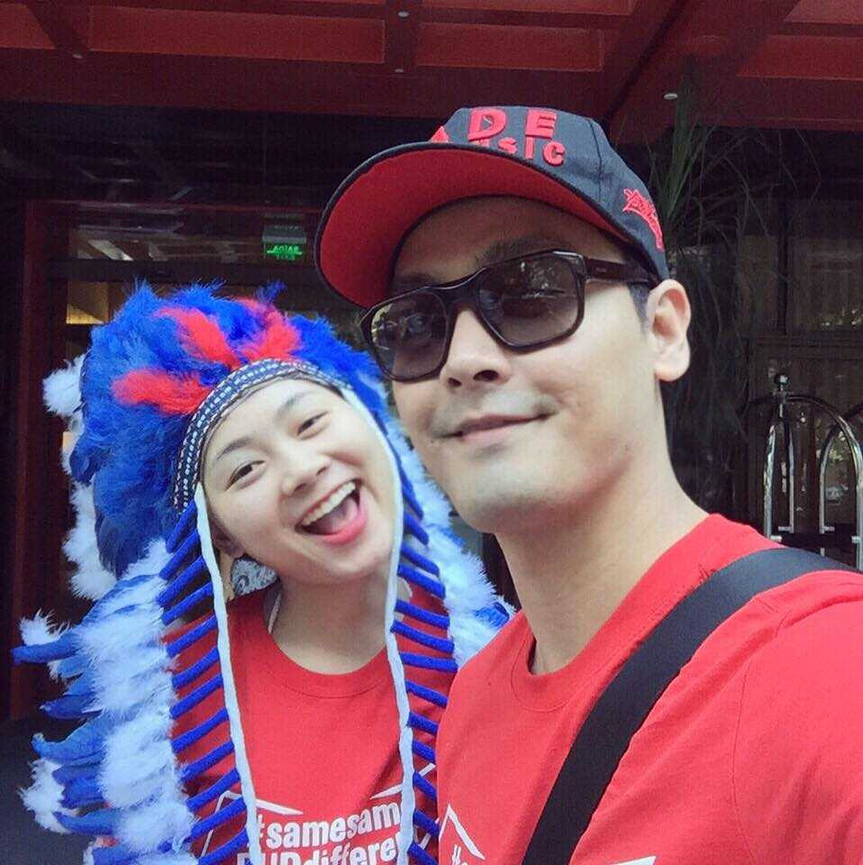 MC Phan Anh hãnh diện giơ cao quốc kỳ tại đại nhạc hội Tomorrowland