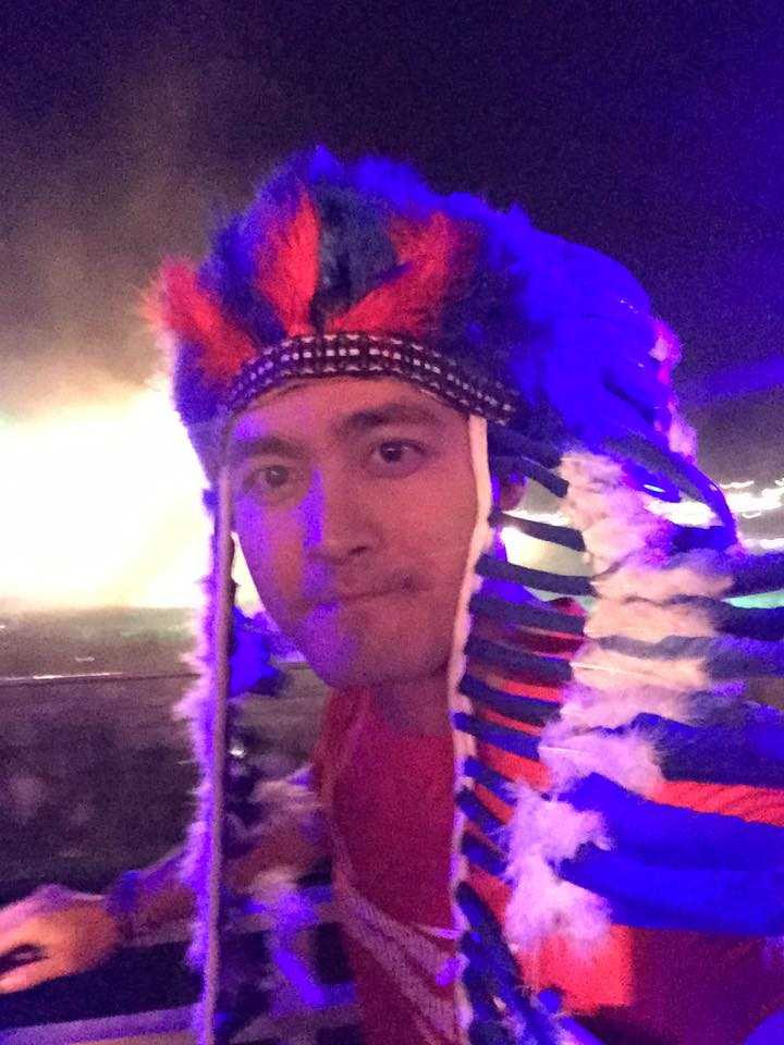 MC Phan Anh hãnh diện giơ cao quốc kỳ tại đại nhạc hội Tomorrowland