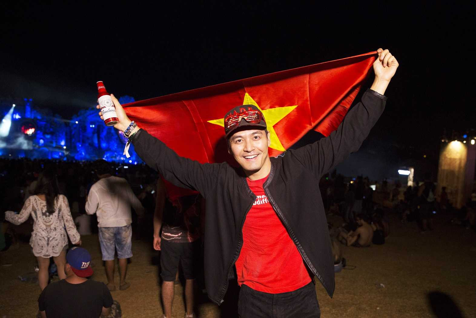 MC Phan Anh hãnh diện giơ cao quốc kỳ tại đại nhạc hội Tomorrowland