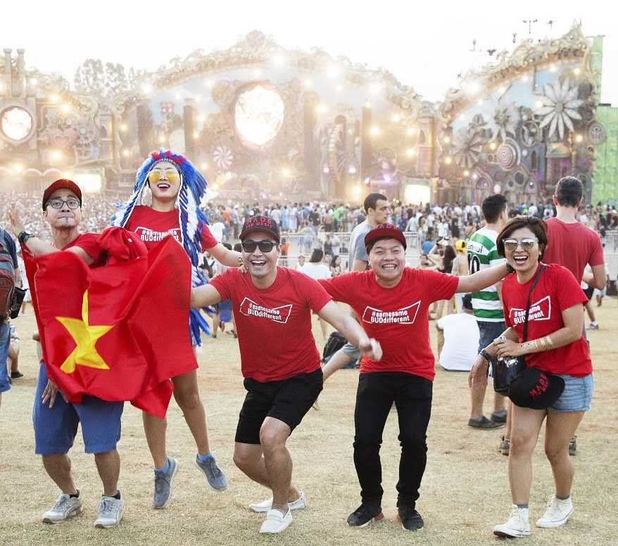 MC Phan Anh cùng bạn bè tại Tomorrowland