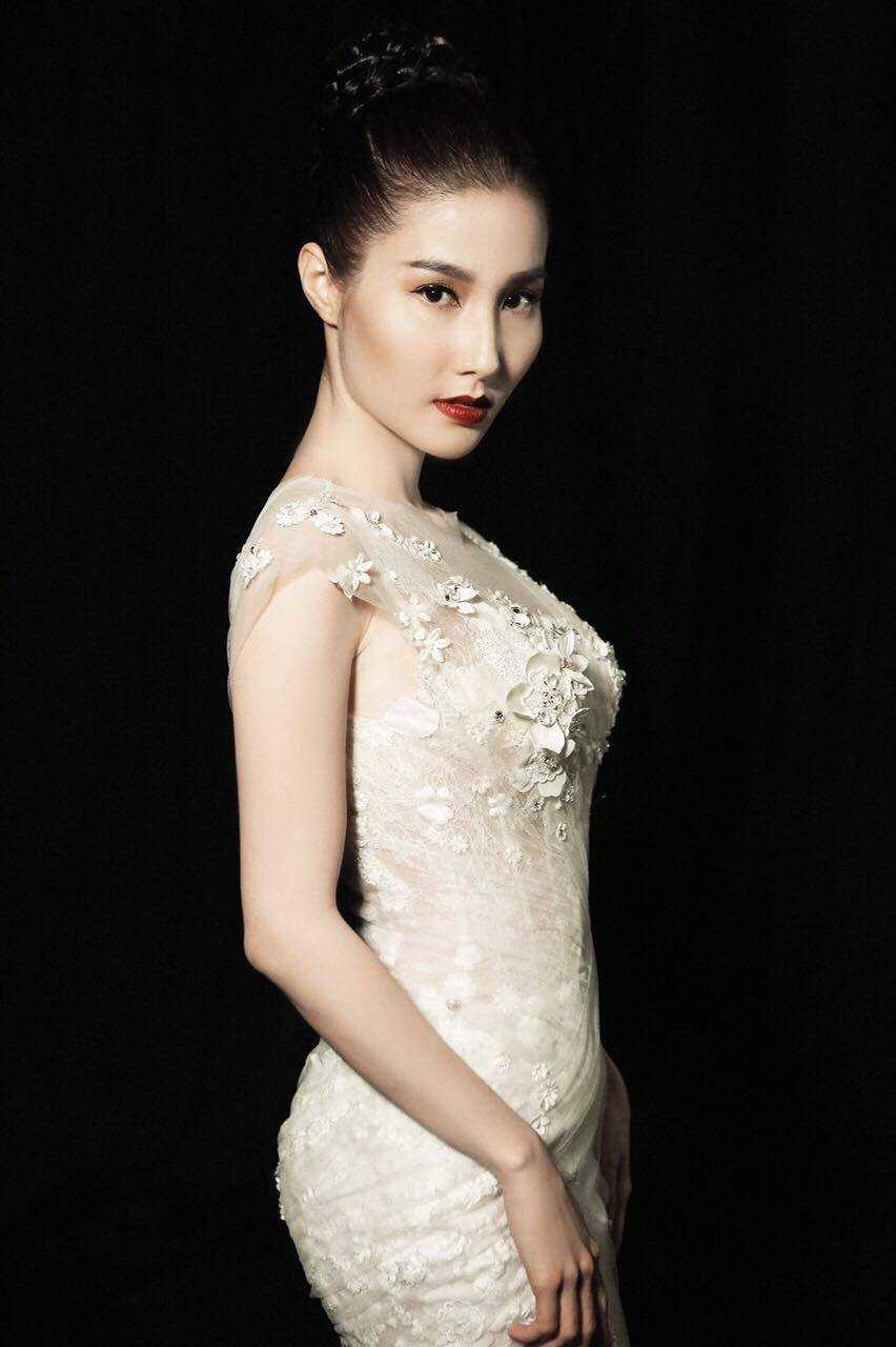 Mẹ chồng Hà Tăng chi hơn 400 triệu mua váy thể hiện đẳng cấp