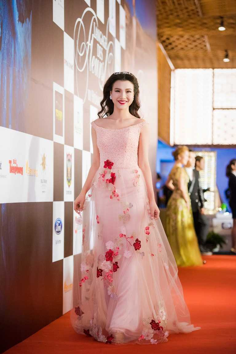 Mẹ chồng Hà Tăng chi hơn 400 triệu mua váy thể hiện đẳng cấp