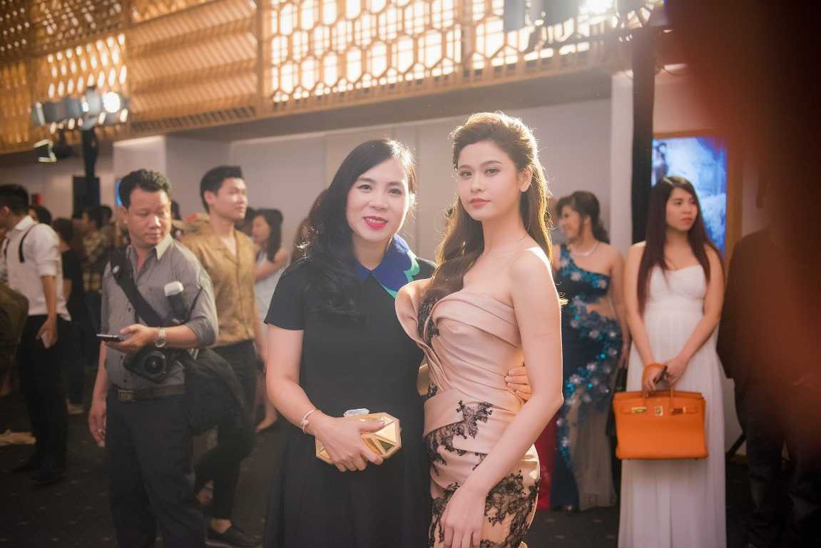 Mẹ chồng Hà Tăng chi hơn 400 triệu mua váy thể hiện đẳng cấp