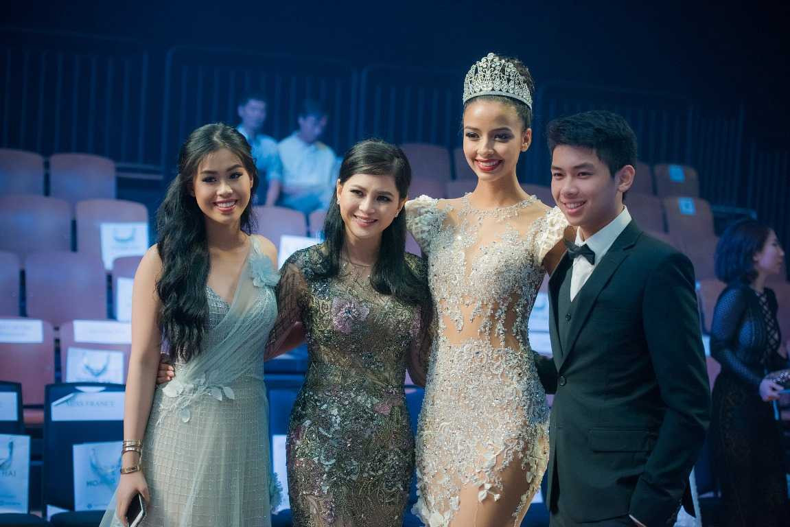 Mẹ chồng Hà Tăng chi hơn 400 triệu mua váy thể hiện đẳng cấp