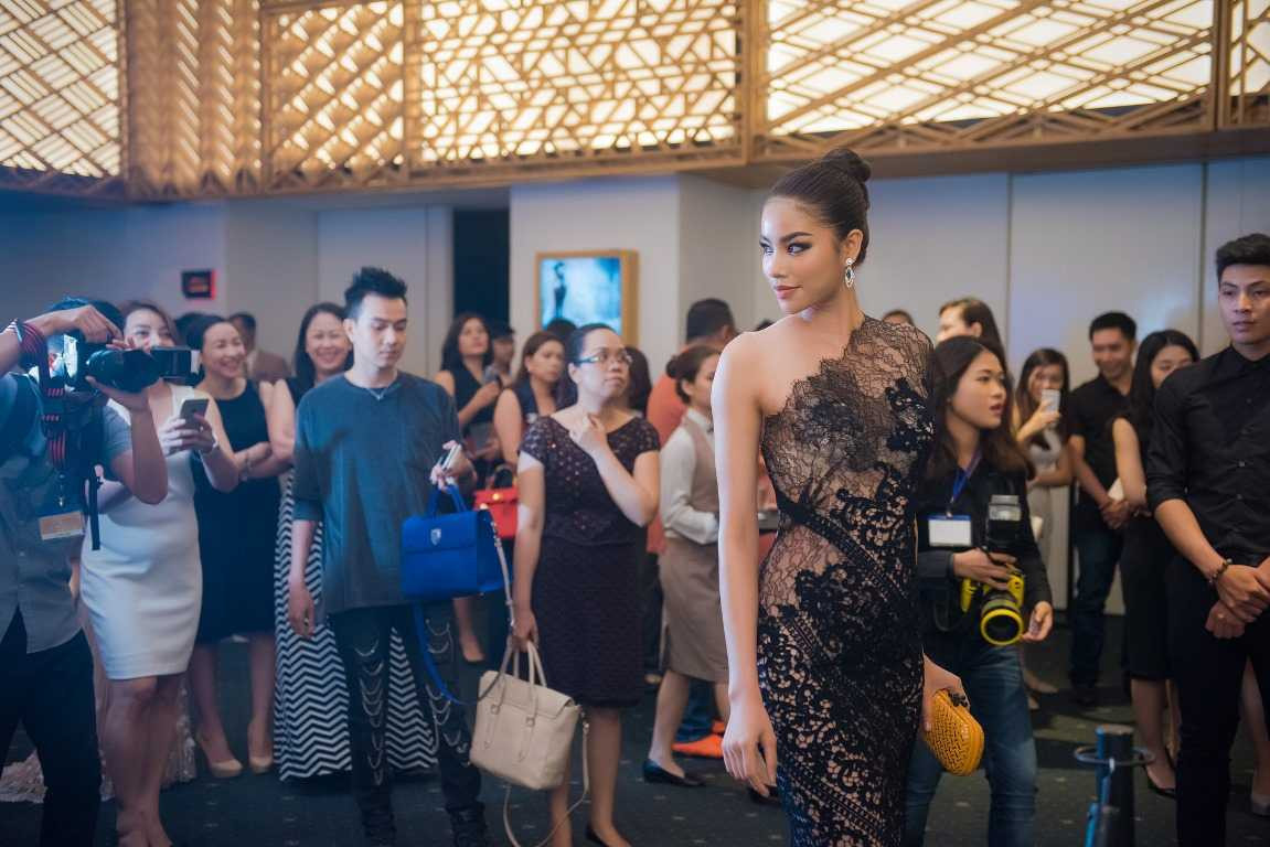 Mẹ chồng Hà Tăng chi hơn 400 triệu mua váy thể hiện đẳng cấp