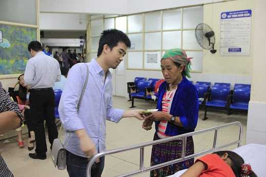 Nhiều người thương tình đến ủng hộ tiền cho mẹ con cháu Lúa.