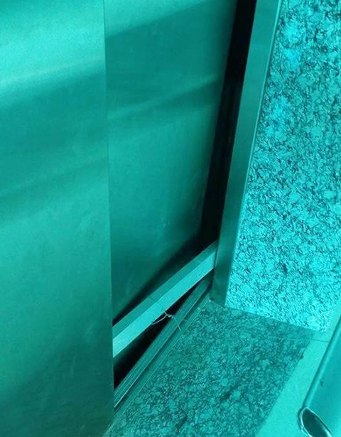 Cánh cửa thang máy nơi nam sinh rơi vào trong hầm thang máy chết thảm