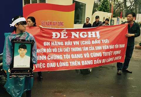 Bố mẹ và người thân nam sinh Đào Yến Thanh bức xúc nên đã làm băng rôn, mang di ảnh đến cổng trường Đại học Hàng hải Việt Nam yêu cầu làm rõ vụ việc Bố mẹ và người thân nam sinh Đào Yến Thanh bức xúc nên đã làm băng rôn, mang di ảnh đến cổng trường Đại học Hàng hải Việt Nam yêu cầu làm rõ vụ việc