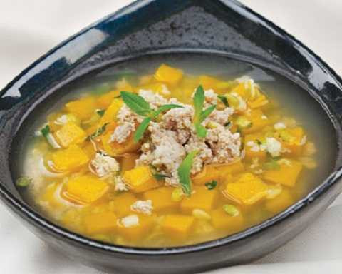 Canh bí đỏ đậu xanh là món ăn mang giá trị dinh dưỡng cao nhưng cũng không làm bạn tăng cân, ngược lại nó làm bạn giảm cân một cách cực nhanh nhưng vẫn an toàn