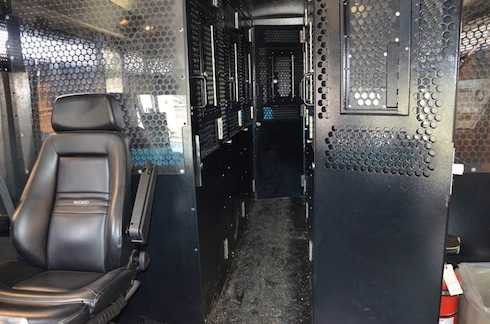 Bên trong chiếc xe được sử dụng để đưa Minh Béo di chuyển từ nhà tù Theo Lacy đến nhà tù trung tâm.