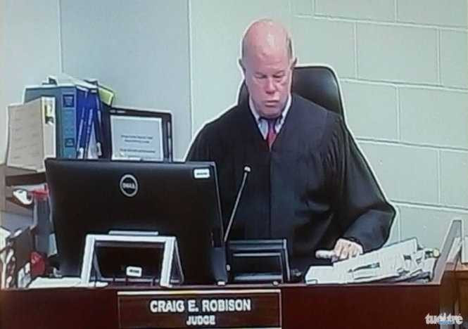 Chánh án Craig E. Robison trong phiên luận tội Minh Béo ngày 15-4.-Ảnh: Ngọc Lan.