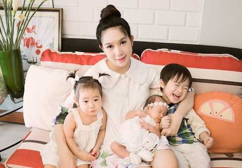 Minh Hà vừa trực tiếp chăm sóc các con, vừa hỗ trợ chồng trong công việc.