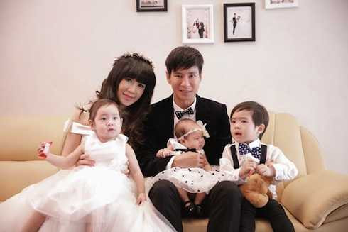 Bà mẹ ba con tự mình làm stylist, sắp xếp lịch thời trang cho các bé.