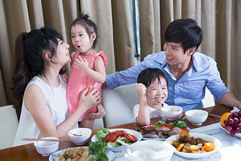 Các bé Minh Hà đều có thể tự ăn cơm để cô có thời gian chăm sóc cho cả ba và làm việc.