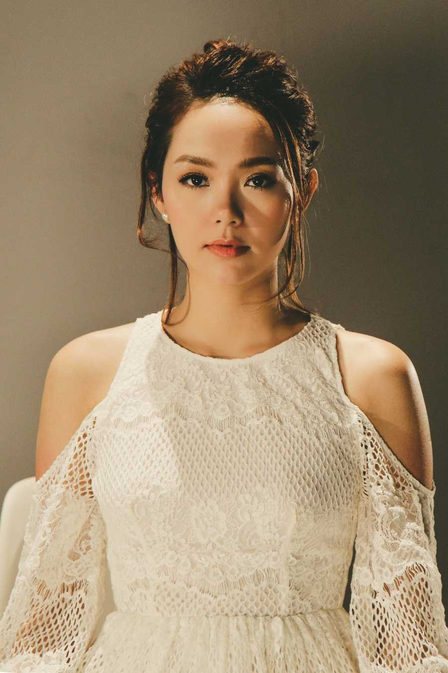 Minh Hằng đẹp đến nao lòng, thể hiện nội tâm dằn vặt