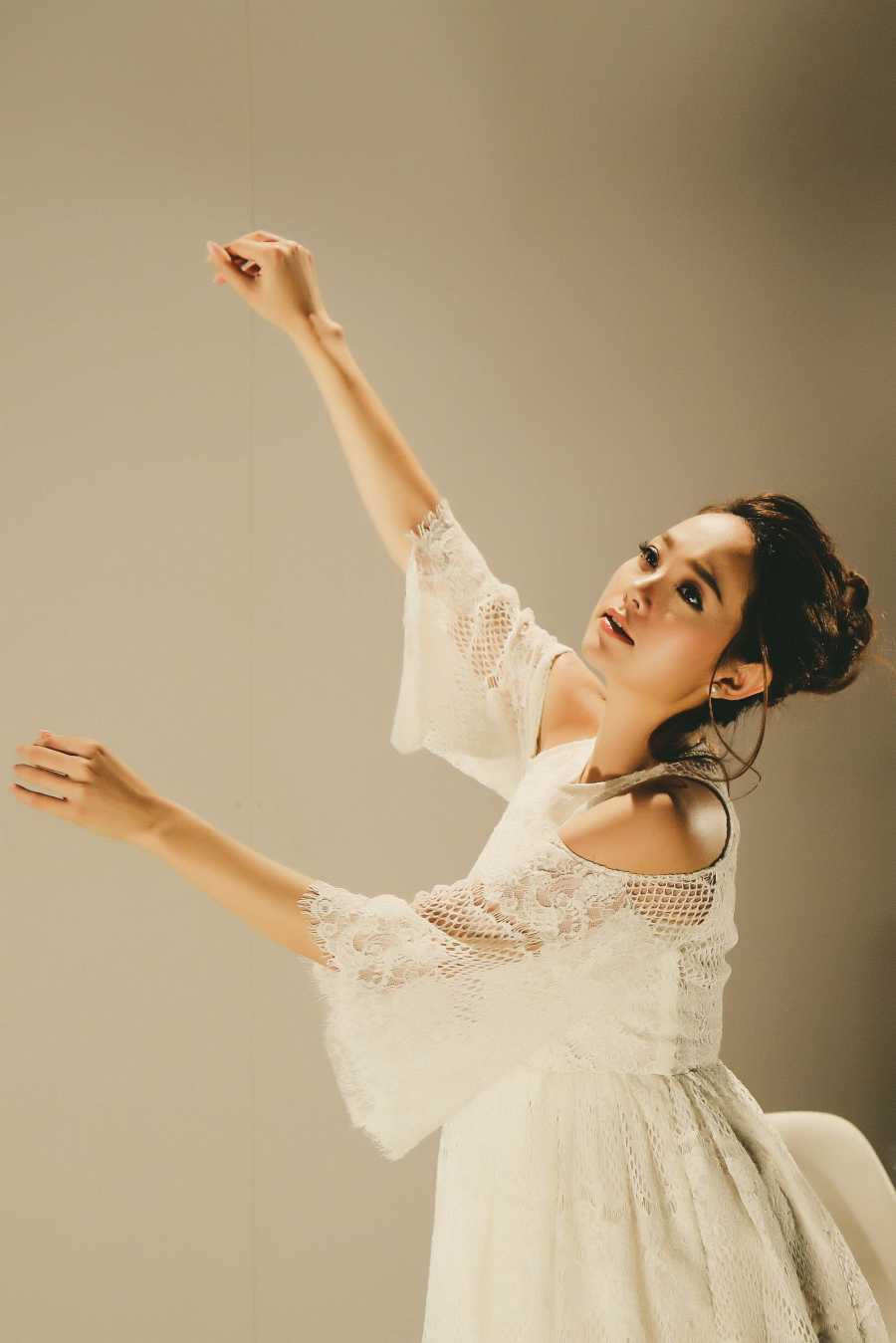 Minh Hằng đẹp đến nao lòng, thể hiện nội tâm dằn vặt