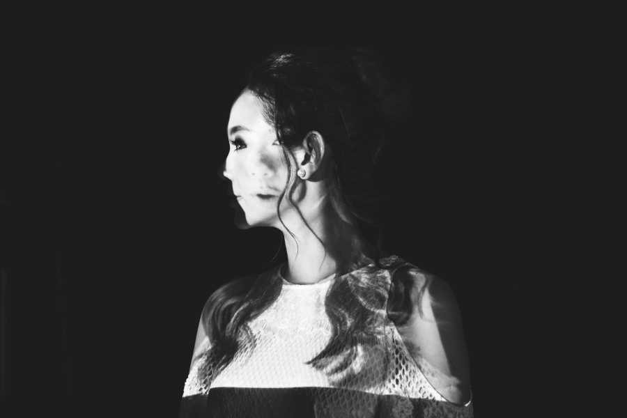 Minh Hằng đẹp đến nao lòng, thể hiện nội tâm dằn vặt