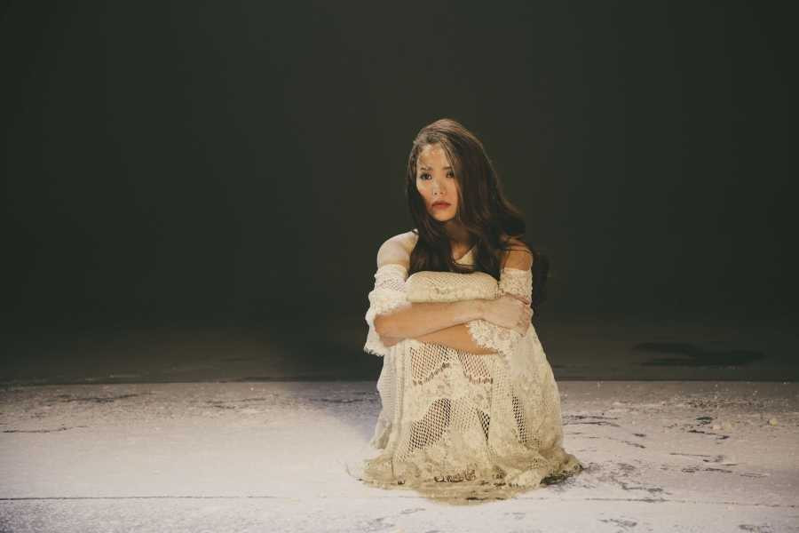 Minh Hằng đẹp đến nao lòng, thể hiện nội tâm dằn vặt