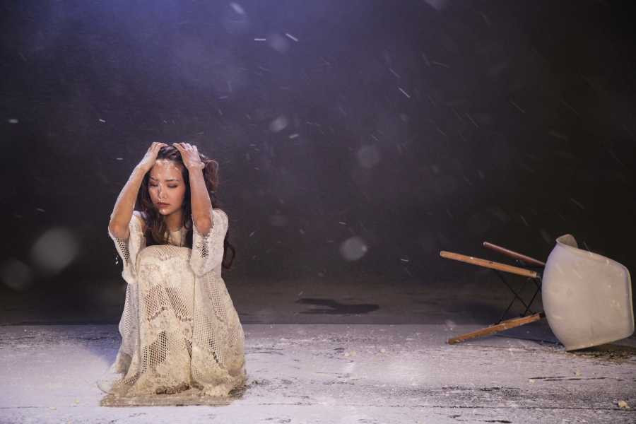 Minh Hằng đẹp đến nao lòng, thể hiện nội tâm dằn vặt