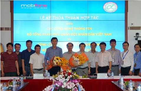 Lãnh đạo MobiFone và Cục CNTT chụp ảnh lưu niệm tại buổi lễ. Lãnh đạo MobiFone và Cục CNTT chụp ảnh lưu niệm tại buổi lễ.