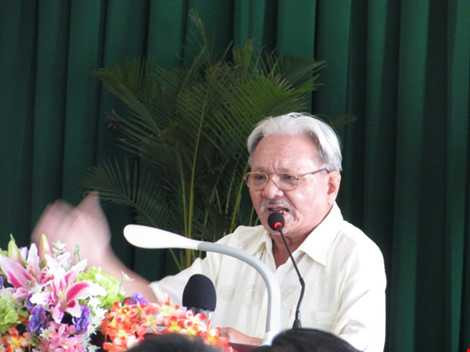 Cử tri Trương Công Bình phát biểu tại hội nghị. Ảnh: N.NAM