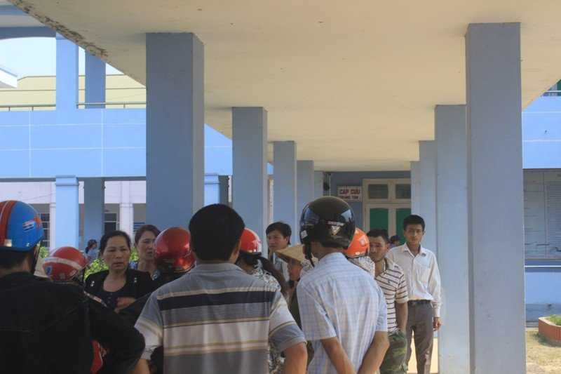 Người dân tập trung tại Bệnh viện để được yêu cầu làm rõ