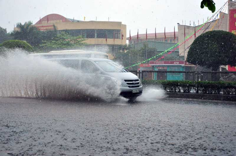 Nước ngập kéo dài khoảng 400 mét tại cổng Trường THPT Hòn Gai. Ảnh: Báo Quảng Ninh