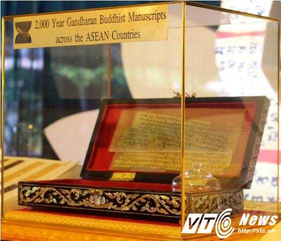 Tam tạng kinh Phật khắc trên lá bối hơn 2.000 năm tuổi lần đầu tiên được trưng bày tại Việt Nam.
