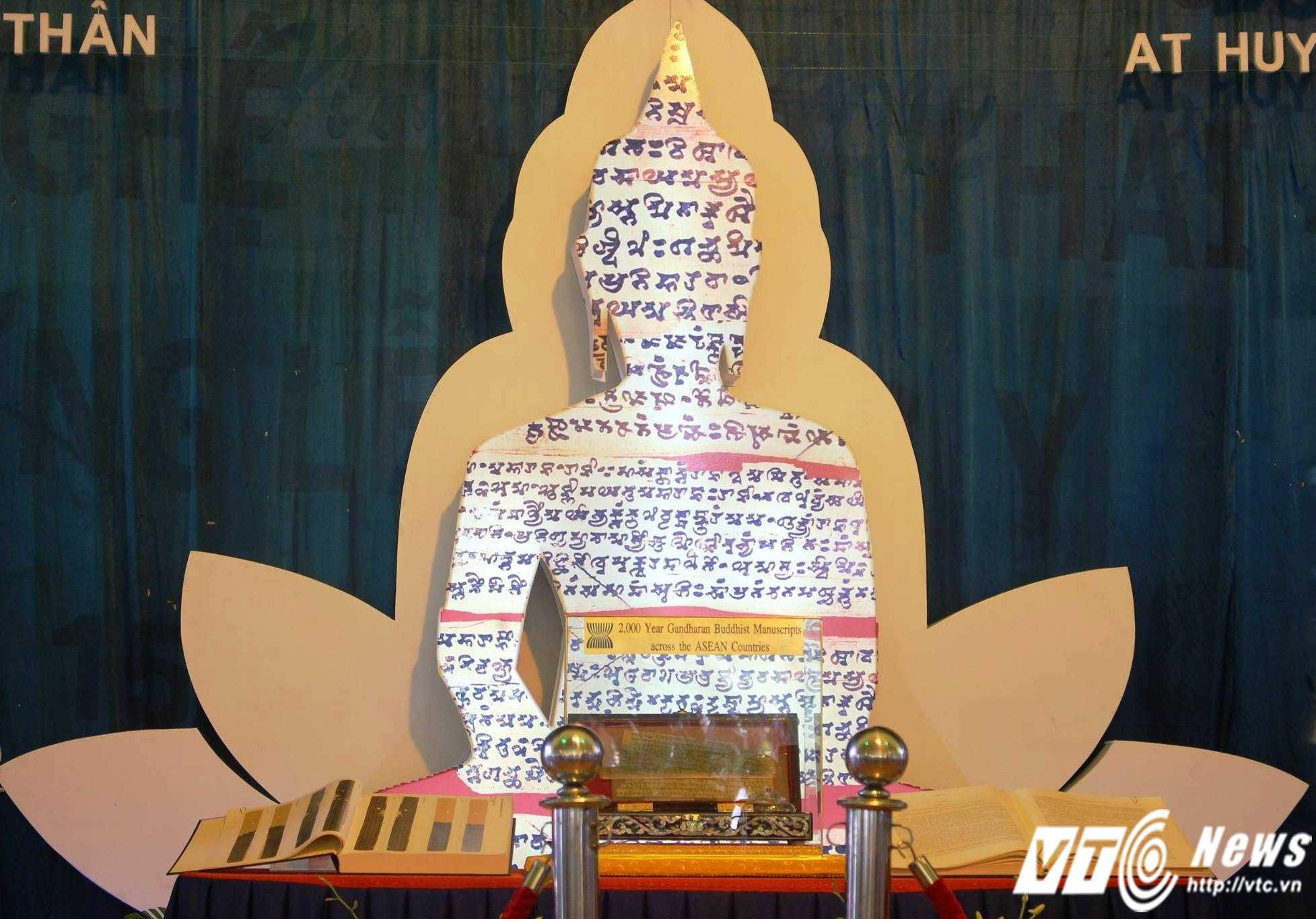 Bộ kinh trên lá bối được khai quật trong chuỗi hang động nằm giữa biên giới Pakistan và Afghanistan .