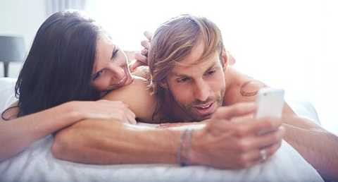 Kiểm tra điện thoại sau khi làm chuyện ấy là một sai lầm phổ biến mà nhiều người mắc phải Kiểm tra điện thoại sau khi làm chuyện ấy là một sai lầm phổ biến mà nhiều người mắc phải