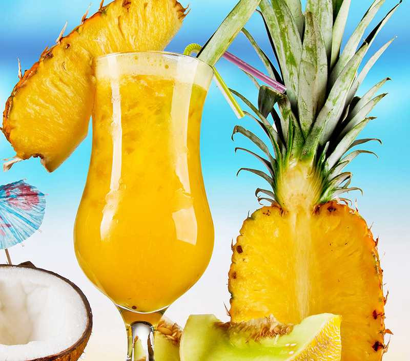 Nước dứa ép chứa nhiều vitamin và khoáng chất. Dứa có chứa vitamin C, B-Complex (folate, thiamin, pyridoxine, riboflavin). Các khoáng chất như kali, canxi, phốt pho và mangan. Nó cũng rất giàu chất xơ hòa tan và không hòa tan tự nhiên và ít calo.