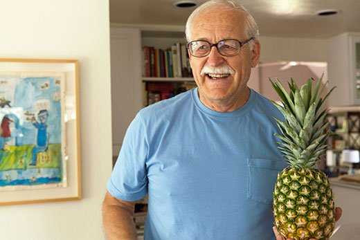 Nước dứa ép làm giảm huyết áp do chứa đầy đủ kali và ít natri. Tỷ lệ này của kali và natri là cách tốt nhất để chống lại bệnh cao huyết áp. 