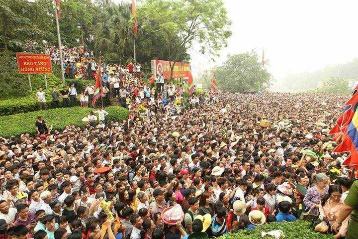 (VTC News) - Cả triệu người đổ về đền Hùng trong ngày 10/3 (Âm lịch) gây ra cảnh chen lấn, hỗn loạn kinh hoàng. (Ảnh: Nguyễn Quốc Khánh)