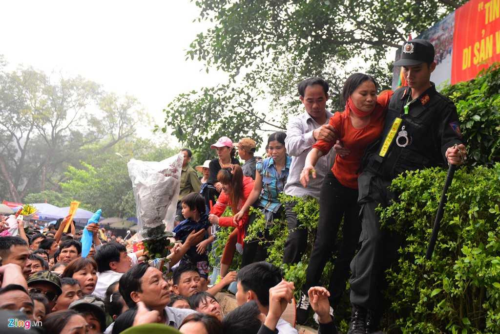 Muôn kiểu khóc cười, chen lấn giữa biển người dự khai hội đền Hùng