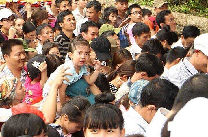 ... và trẻ em đã được đưa ra ngoài như thế này (Ảnh: Nguyễn Quốc Khánh)