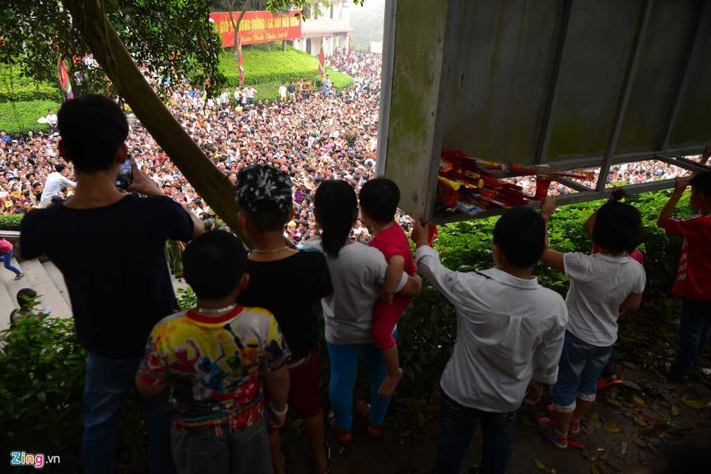 Người may mắn hơn thì được đứng từ xa nhìn xuống thế này (Ảnh: Zing)