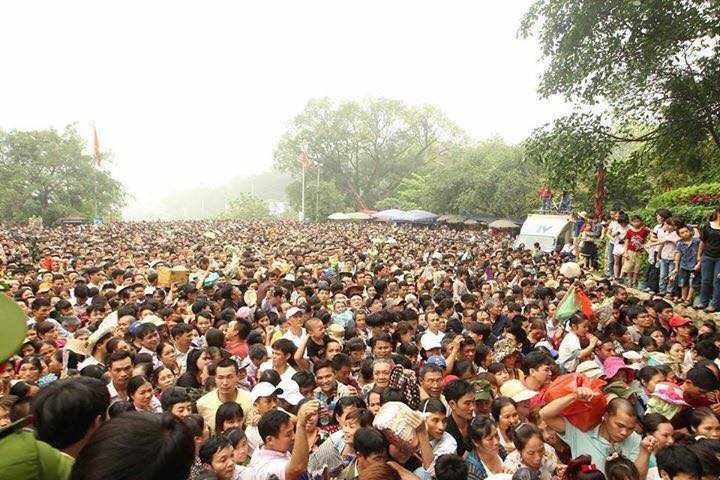 Biển người mỗi lúc một đông giữa tiết trời nắng nóng càng khiến việc di chuyển thêm vất vả (Ảnh: Nguyễn Quốc Khánh)