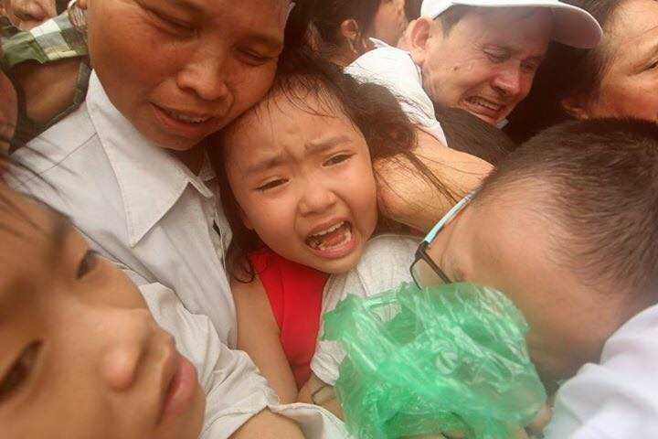 Nhiều phụ nữ và trẻ em bị chen bẹp rúm (Ảnh: Nguyễn Quốc Khánh)