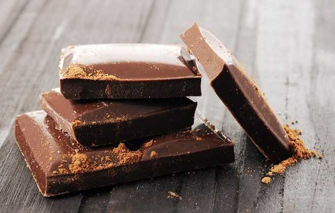 Chocolate: Theo Womenshealthmag, chocolate có hàm lượng đường cao khiến bạn dễ bị sâu răng. Bên cạnh đó, caffeine trong chocolate khiến thần kinh bị kích thích, gây nên chứng khó ngủ. Ảnh: Eatthis.
