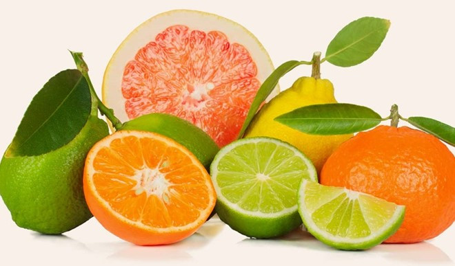 Trái cây họ cam quýt: Thực phẩm này cũng có tính axit cao. Một ly nước cam rất tốt cho sức khỏe, nhưng những người có vấn đề về dạ dày hoặc thực quản không nên ăn vào ban đêm. Ảnh: Stylecraze.