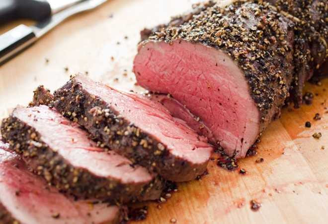 Thịt đỏ: Các loại thịt đỏ rất khó tiêu hóa, cần mất thời gian dài để tiêu hóa lượng protein và chất béo trong thịt đỏ. Chúng sẽ kích thích cơ thể sản xuất nhiều endorphin khiến bạn sẽ thấy khó ngủ hơn nếu ăn vào buổi tối. Ảnh: Lifehacker.