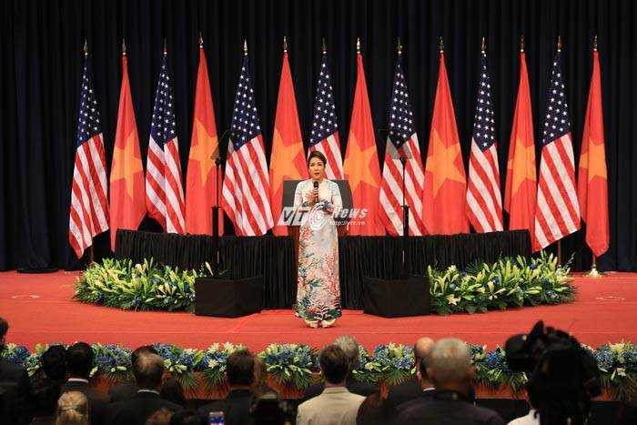 Mỹ Linh mặc áo dài hát Quốc ca không có nhạc nền trước Tổng thống Obama