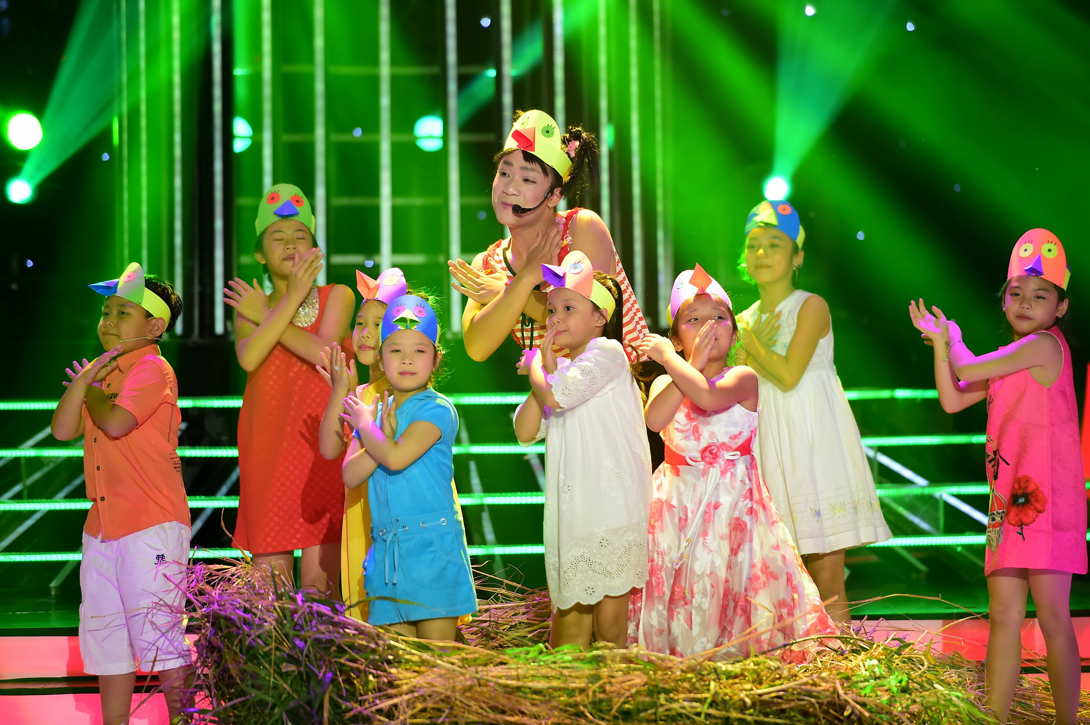 Đỗ Duy Nam hóa thân thành bé Xuân Mai với Liên khúc: Con chim non- Những khúc nhạc hồng – Mẹ yêu không nào