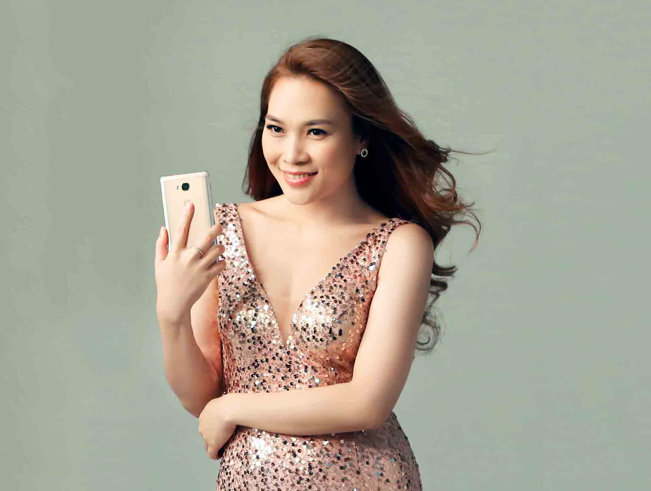 Mỹ Tâm đẹp 'không tì vết' trong hậu trường chụp ảnh